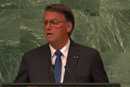 Bolsonaro repetiu afirmações falsas sobre a pandemia e a economia brasileira. Foto: Reprodução/YouTube
