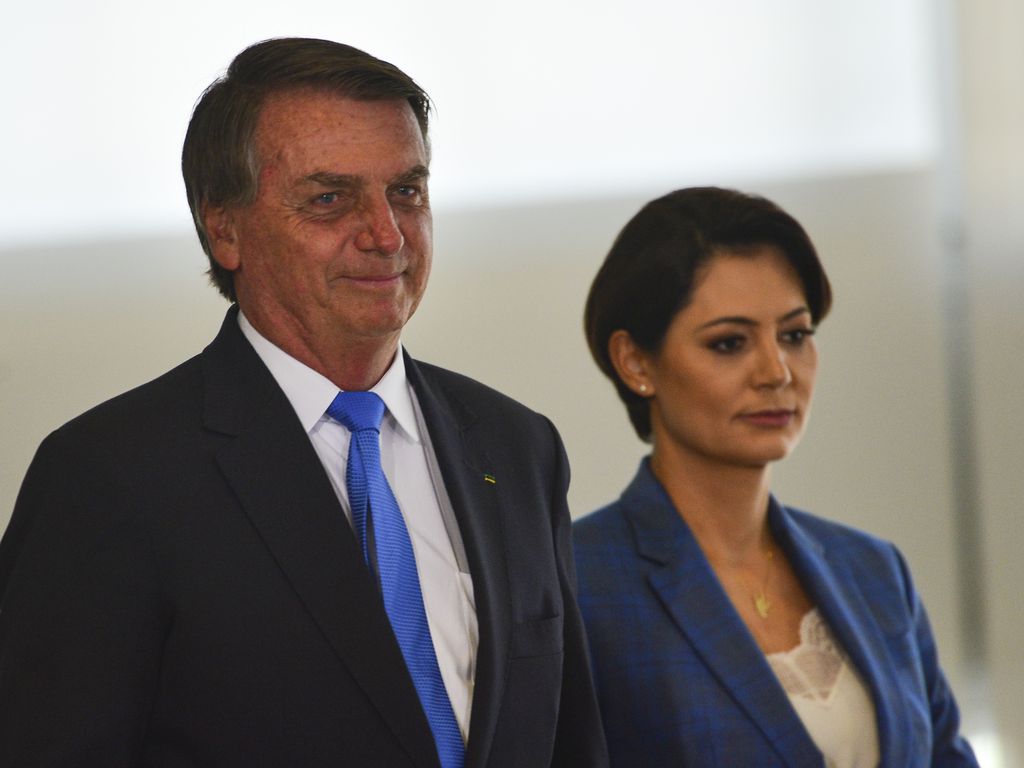 Advogado diz que propaganda de Bolsonaro com Michelle desrespeita legislação  eleitoral - Metro 1
