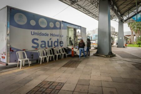 Unidade móvel leva vacinação a três bairros de Porto Alegre