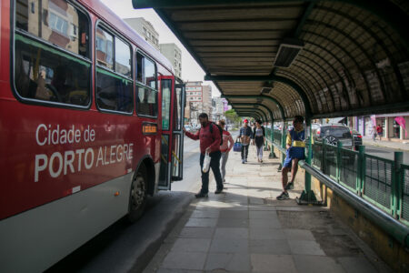 Eleitores reclamam da demora de ônibus em dia de passe livre na Capital
