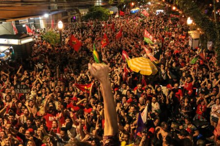 Sob chuva, milhares tomam Cidade Baixa em comemoração à vitória de Lula