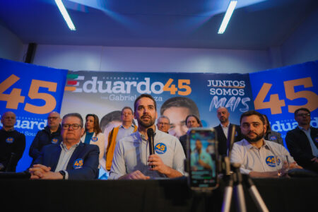 Eduardo Leite concedeu coletiva na manhã desta segunda-feira (3) | Foto: Joel Vargas/Divulgação 