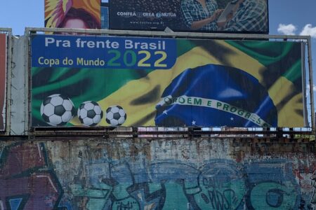 Vereadora denuncia outdoor que usa Copa do Mundo para suposta propaganda de Bolsonaro