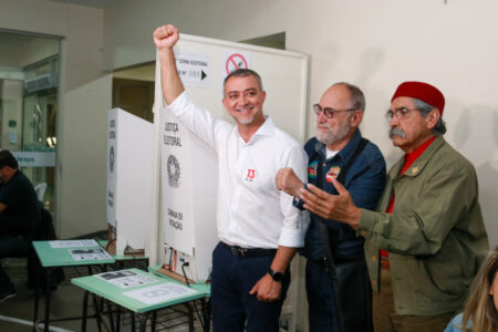 Edegar Pretto vota no centro de Porto Alegre