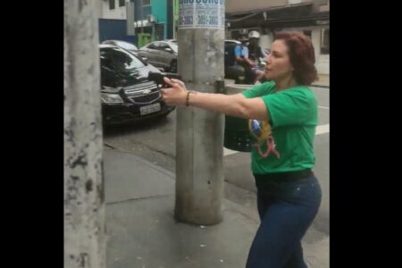 Carla Zambelli aponta arma contra homem em São Paulo, durante a campanha eleitoral | Foto: Reprodução