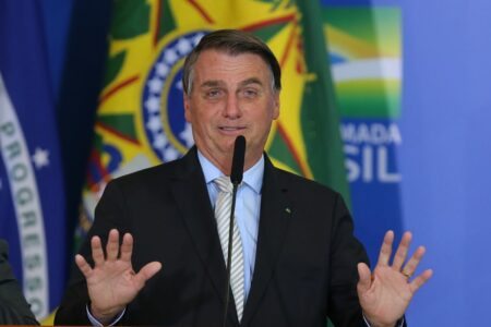 TSE mantém multa a Bolsonaro após reunião de campanha com embaixadores