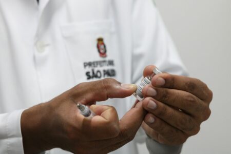 Desinformação sobre medicamentos e vacinas dificultou combate à doença. Foto: Rovena Rosa/Agência Brasil
