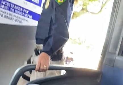 Vídeo postadonas redes sociais mostra agente da Polícia Rodoviária Federal em ônibus - Reprodução/Twitter