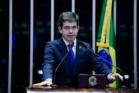 Senador anuncia notícia-crime contra Bolsonaro no STF para investigar ‘apologia à pedofilia’