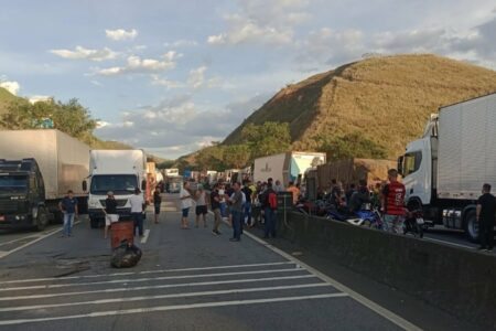Derrotados nas urnas, caminhoneiros apoiadores de Bolsonaro bloqueiam estradas em protesto
