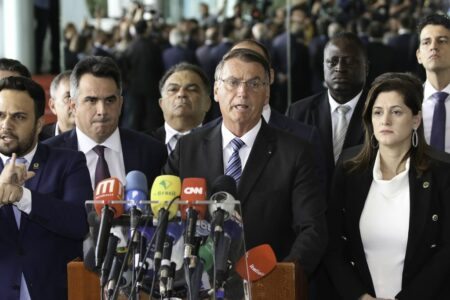 Bolsonaro não reconhece derrota, mas encarrega Ciro Nogueira de comandar transição
