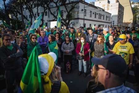 Manifestação pró-intervenção federal no Centro de Porto Alegre ocorre desde a vitória de Lula nas eleições presidenciais. Foto: Joana Berwanger/Sul21