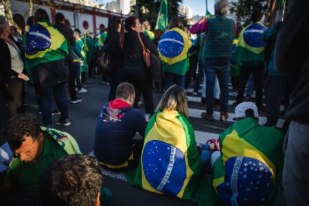 A democracia brasileira frente ‘aos que não são coveiros’ (por Céli Pinto)