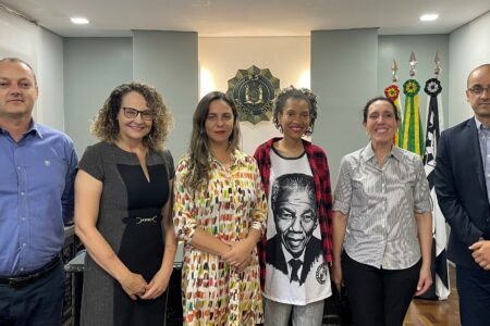 Parlamentares e vítimas de perseguição se reuniram com o chefe de Polícia, Fábio Lopes (dir.) | Foto: Divulgação