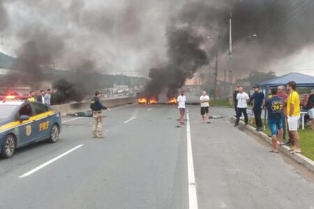 Caminhoneiros bolsonaristas queimam pneus travando rodovia em Santa Catarina | Foto PRF