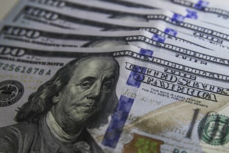 Dólar cai para R$ 5,06 com transição de governo e otimismo na China