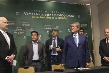 Partido de Bolsonaro quer invalidar votos de alguns modelos de urnas