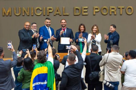 Câmara de Porto Alegre entrega Comenda Porto do Sol a Eduardo Bolsonaro