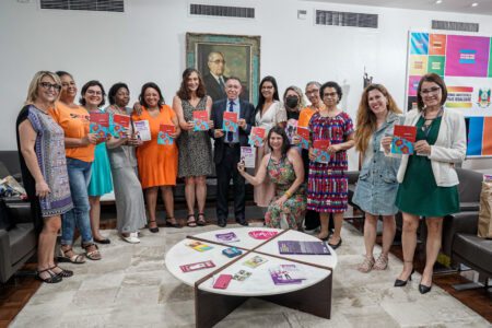 Representantes da Themis e das PLPs entregaram documento ao presidente da ALRS, Valdeci Oliveira | Foto:  Joaquim Moura/Agência ALRS
