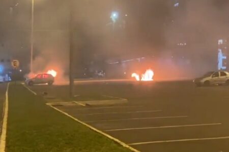 Bolsonaristas queimam carros estacionados nas imediações da sede da PF na Asa Norte (Reprodução/Twitter)