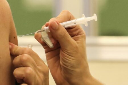 Capital amplia vacinação contra a gripe para pessoas com 40 anos nesta terça (16)