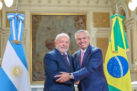 Na Argentina, Lula pede desculpas por ‘grosserias’ de Bolsonaro