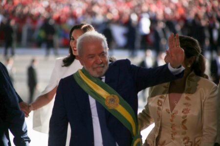 No primeiro dia no cargo, Lula cumpre promessas de campanha e revoga decretos de Bolsonaro