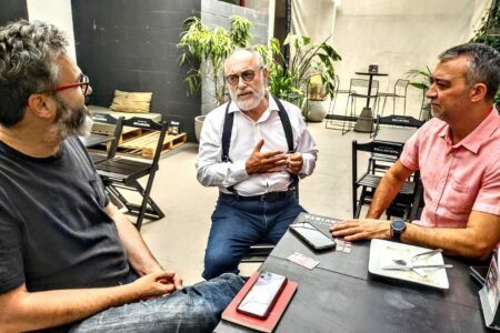 Robaina (esq.), Ruas (centro) e Edegar conversaram sobre as eleições de 2022 em um café na Cidade Baixa | Foto: Cristiano Ponte/Divulgação