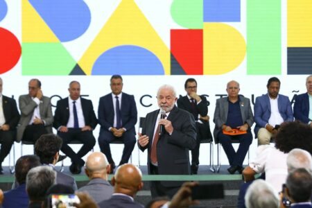 Lula cria GT para debater valorização do salário mínimo e diz que vai regular aplicativos