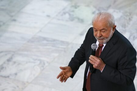 O presidente Luiz Inácio Lula da Silva participa de encontro com dirigentes de centrais sindicais, no Palácio do Planalto | Foto: Marcelo Camargo/Agência Brasil 