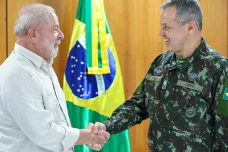 Distensão e ‘acordo’ de Lula com a cúpula das Forças Armadas (por Bruno Beaklini)