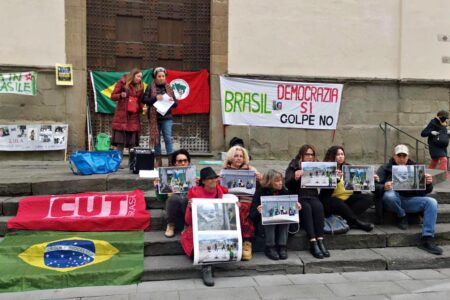 Cidade italiana tem manifestação em defesa da democracia no Brasil