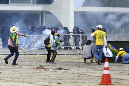 PGR pede abertura de inquérito para apurar atos terroristas em Brasília