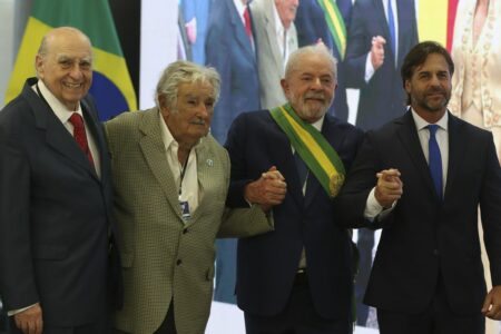 No domingo, após a posse, Lula recebeu cumprimentos de delegações internacionais (Foto: Tânia Rego/Agência Brasil)
