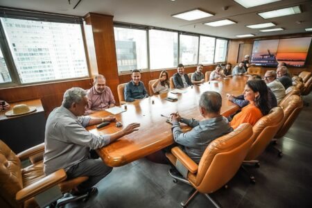 Prefeito Sebastião Melo recebeu representantes da categoria bancária para conversa sobre projeto que desobriga agências a terem portas giratórias | Foto: Mateus Raugust/ PMPA