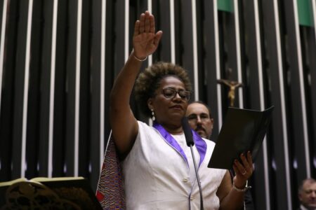 Reginete Bispo assume vaga em Brasília; veja quem são os outros suplentes empossados
