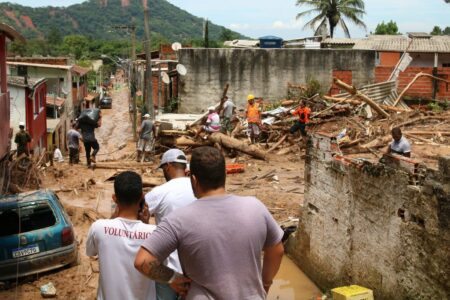 Moradores de Barra do Sahy deixam casas em áreas de risco