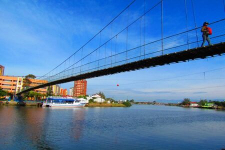 Ponte pênsil liga as cidades de Torres a Passo de Torres (SC). Foto Adriano Daka/Prefeitura de Torres