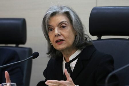 Cármen Lúcia envia processos contra Bolsonaro para Justiça do Distrito Federal