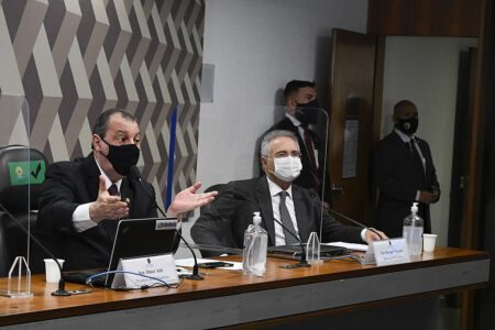 Presidente da CPI da Pandemia, senador Omar Aziz (PSD-AM) à esquerda e o relator da comissão, senador Renan Calheiros (MDB-AL), à direita. Foto:  Edilson Rodrigues/Agência Senado
