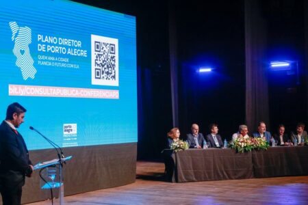 Conferência de Avaliação do atual Plano Diretor de Porto Alegre 
foi iniciada com palestras temáticas na terça | Foto: Alex Rocha/PMPA