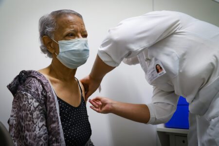 Porto Alegre aplica vacina bivalente em idosos de 70 anos ou mais; confira os locais