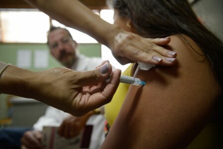 Brasil passa a adotar esquema de dose única contra o HPV