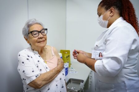 Capital começa a aplicar nesta terça (7) vacina bivalente em idosos com 65 anos ou mais