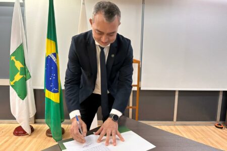 Edegar Pretto assinou o termo de nomeação para a presidência da Conab nesta terça (22) | Foto: Teca Curio