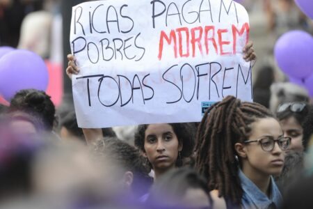 Mulheres defendem legalização do aborto na escadaria da Assembléia Legislativa do Estado do Rio de Janeiro | Foto: Fernando Frazão/Agência Brasil