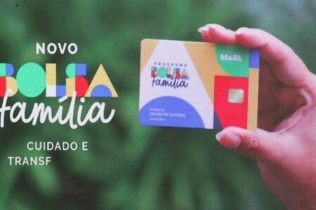 cartão do novo programa Bolsa Família  (Foto: Lula Marques/Agência Brasil)