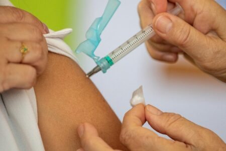 Porto Alegre libera vacina bivalente para pessoas com deficiência a partir de segunda (27)