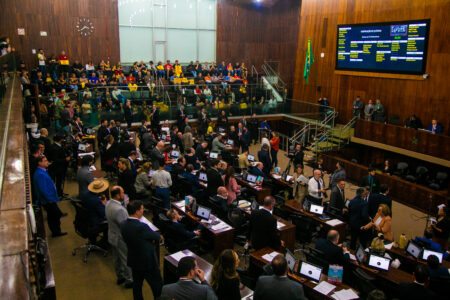 Deputados rejeitam emendas e aprovam reajuste de 9,45% apenas para professores estaduais