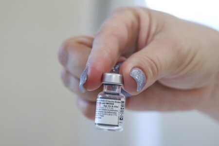 Covid-19: vacina bivalente está disponível para pessoas a partir de 18 anos em Porto Alegre